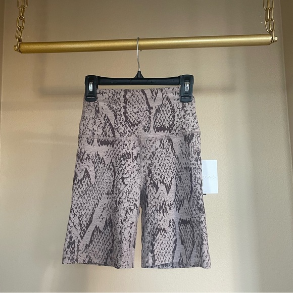 Beyond Yoga Printed High-Waisted Bike Short, color brown multi, size xs. NWT - Picture 2 of 6
